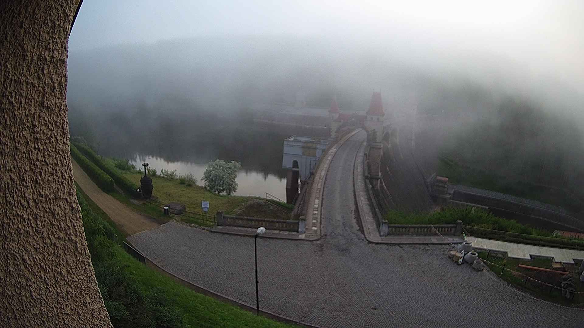 Hráz přehrady Les Královsví.